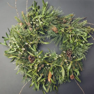 Descubre nuestra selección de guirnaldas y coronas navideñas para profesionales