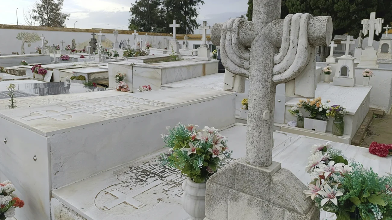 Centro funerario artificial con flores blancas y verdes preparado para campaña de difuntos.