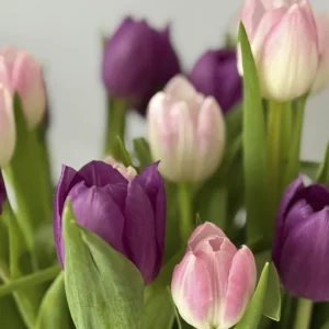 Bouquets de primavera en oferta durante campaña de rebajas en tienda.